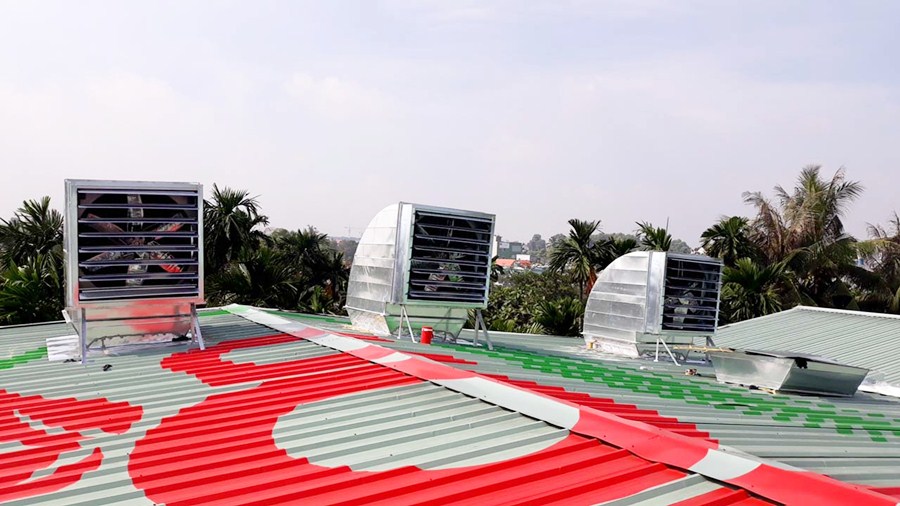 Hệ thống quạt thông gió trên nóc nhà xưởng
